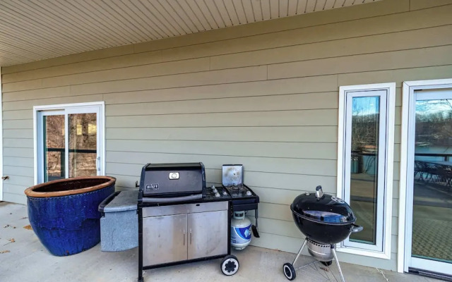 Big Bear Bungalow Stay on Ozark Waterfront