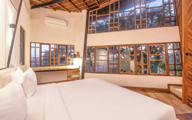 Stunning 2-br Penthouse With View, 800m to Beach