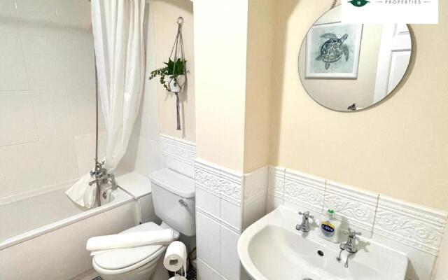 3 Bedroom 2 Bath House By Passionfruitproperties Close To Coventry City Centre - Free Wi-Fi, Driveway And Garden - 8RWC