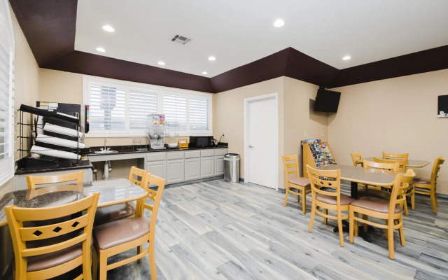 Sapphire Inn & Suites