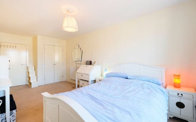 Cosy, Modern 1BR Kilburn Flat for 4