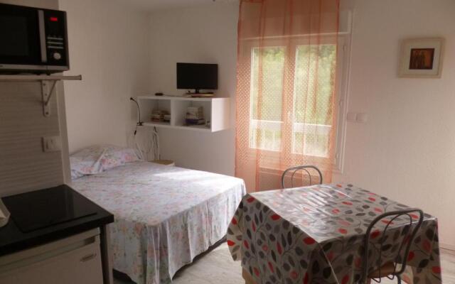 studio 23m² avec lit fixe en 140 et canapé clicclac