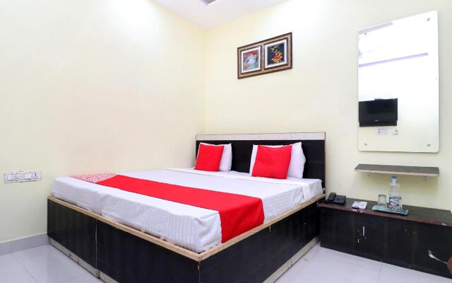 OYO 27650 Gian Residency