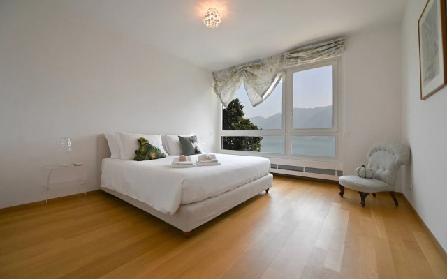 One & Only Lake View Apartment