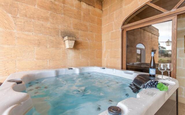 Centre Island Gozitan Farmhouse & Pool