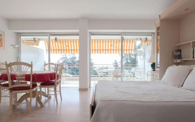 STUDIO STANDING VUE MER 2 PERS. 5 min.CANNES