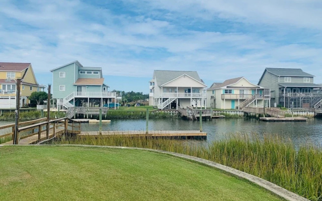 Shore Beats Workin' 5 Bedroom Home by RedAwning