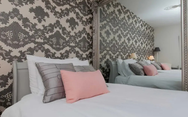 2 Bedroom Flat In Holyrood Area