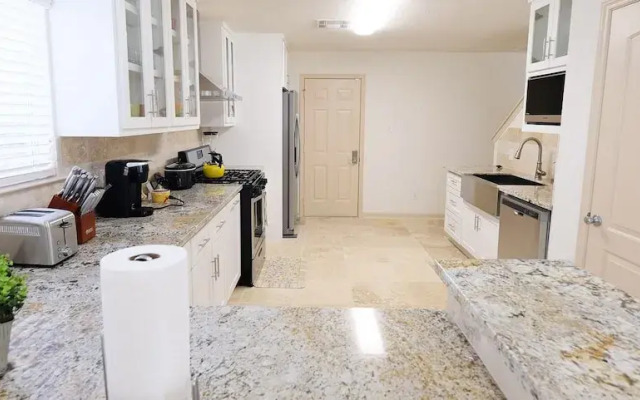 5Bdrm 2.5Bath 9Beds - The Nest Big House
