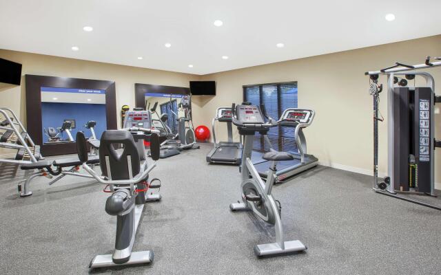 Hampton Inn & Suites Oakwood Village-Cleveland