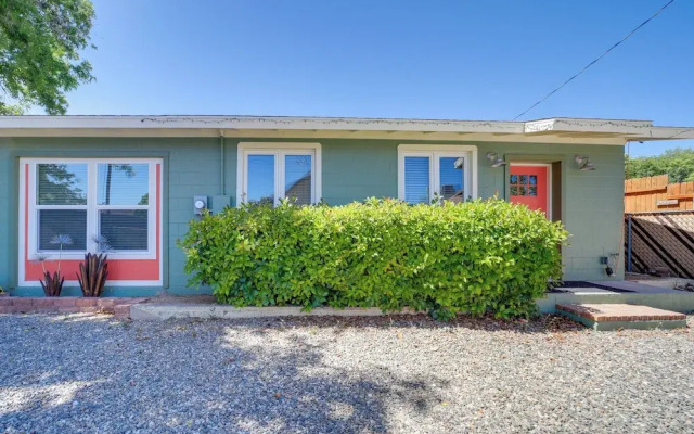 Old Town Cottonwood Cottage w/ Yard, Pets Welcome