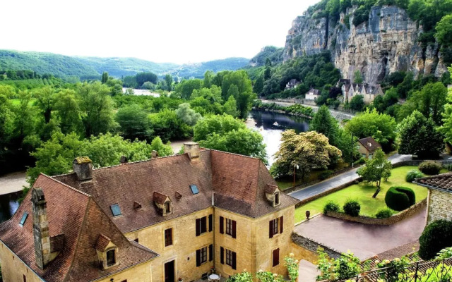 Hilltop Cottage With Pool