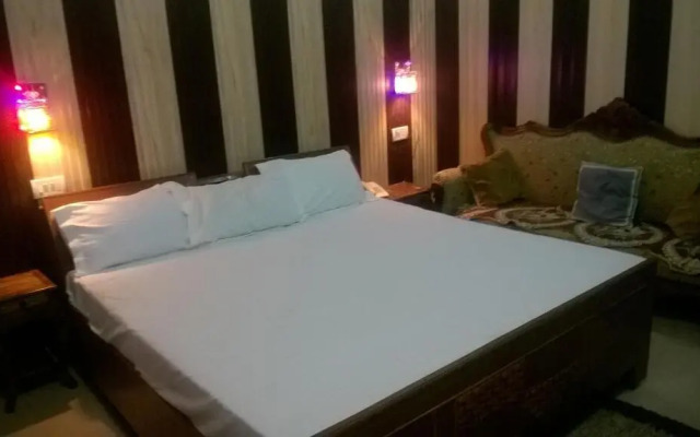 Hotel Golden Woods by OYO Rooms