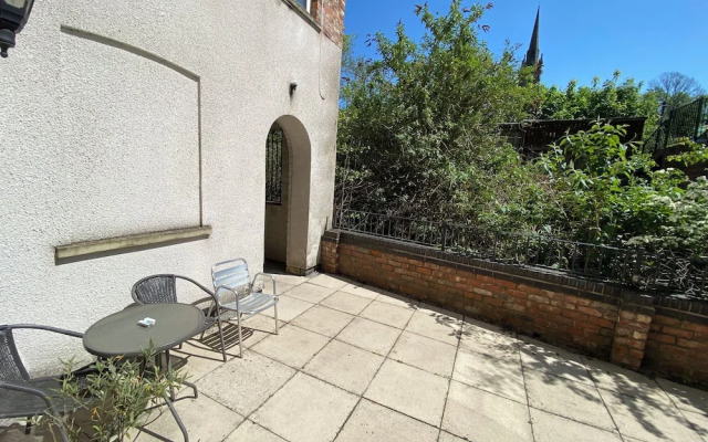 Quirky Town Centre Apartment With River Terrace