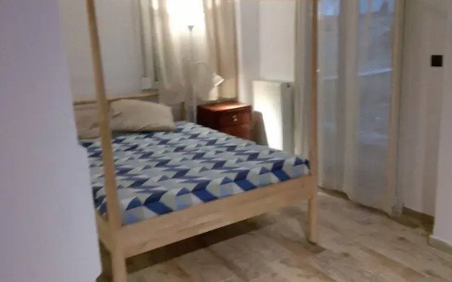 Center Apartment With Private Yard D11