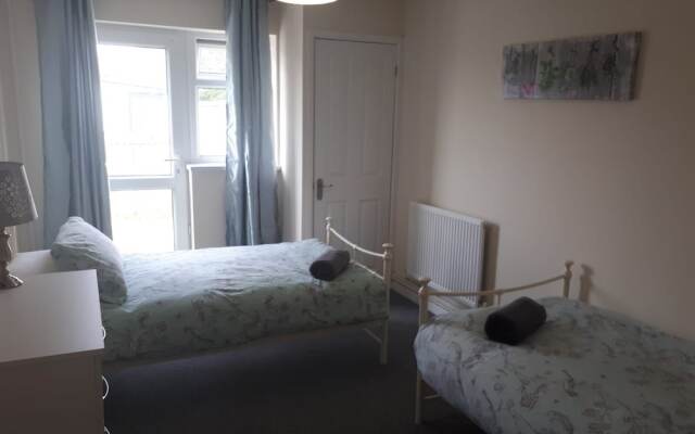 Tywn 2 Bed Apartment by Cardiff Holiday Homes