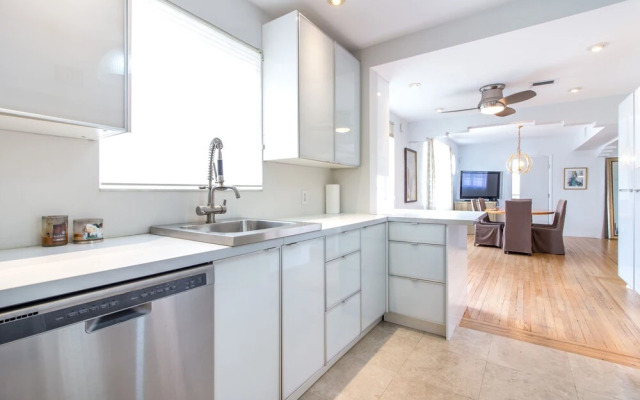 Astonishing Bayshore Villa with Pool