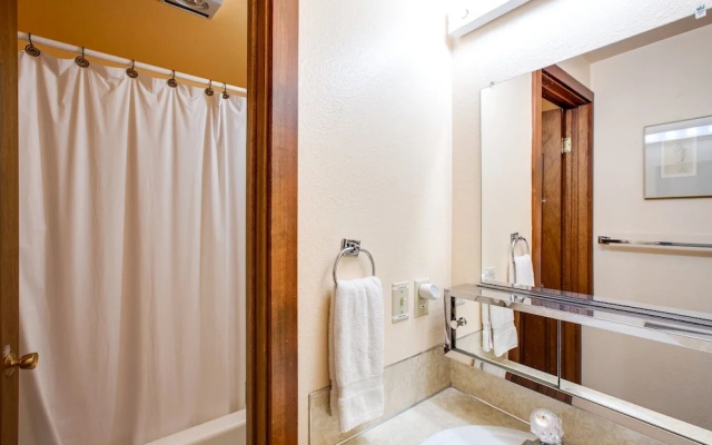85sw - Fireplace - Washer/dryer - Dishwasher - Sleeps 4 2 Bedroom Home by RedAwning