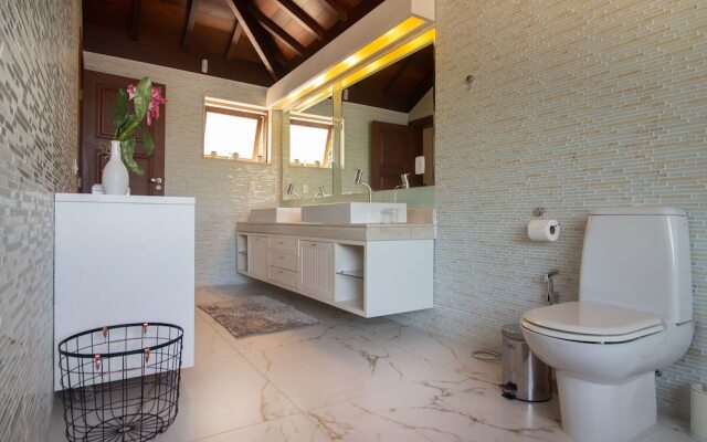 Mansão Pé na Areia Ferradura com 4Suítes