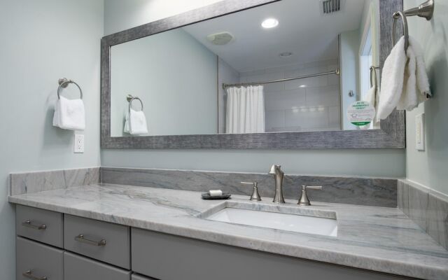 Luau I 7402/7404 - Flr14 - 3BR 3BA - "hurry Sundown"