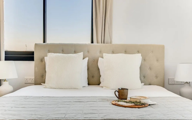 Sanders Crystal 2 - Lovely 2-bdr Apt With Shared Rooftop