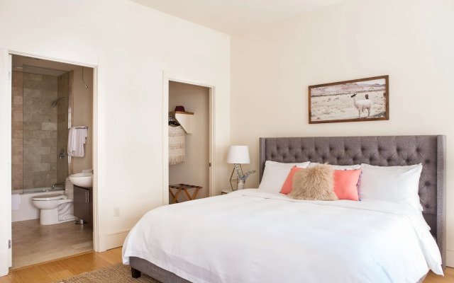 Sophisticated 1BR in C.B.D. by Sonder