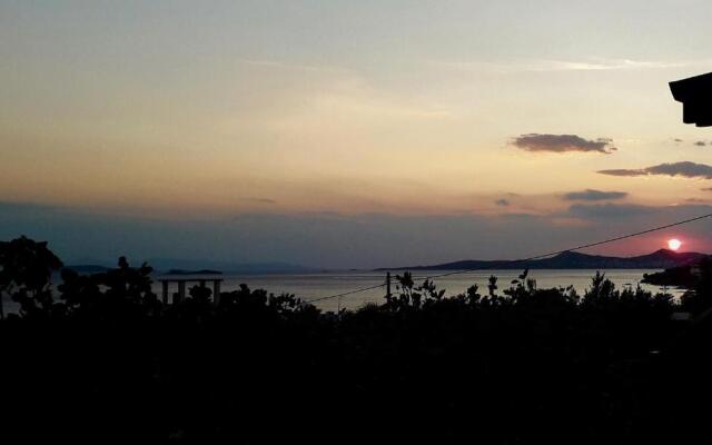 Sea view ground floor 300m from the beach