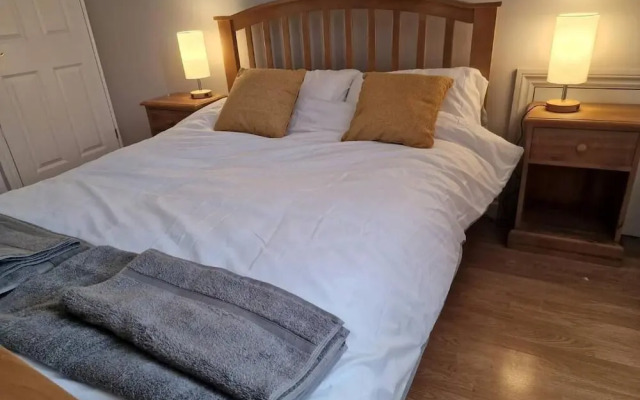 Spacious 6-bed house - 12 mins Gatwick