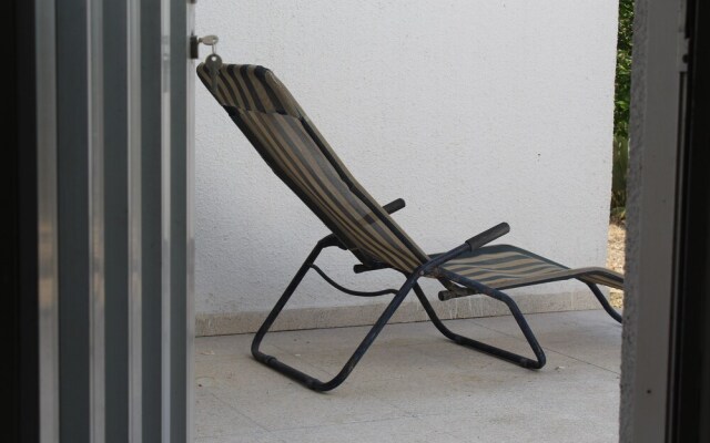 Costas Hostel Action 2