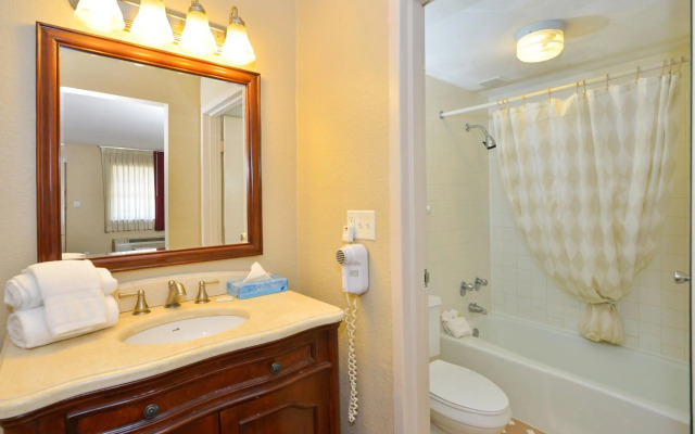 Lamplighter Inn & Suites - North