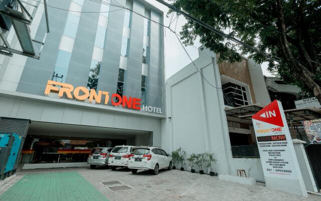 Front One Hotel Gresik