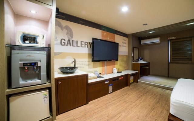 U Hotel
