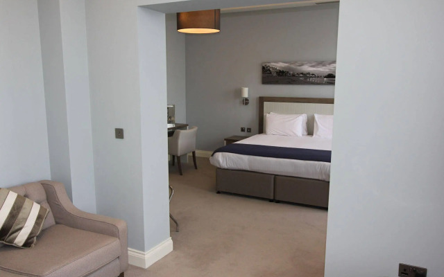 Yarrow Hotel