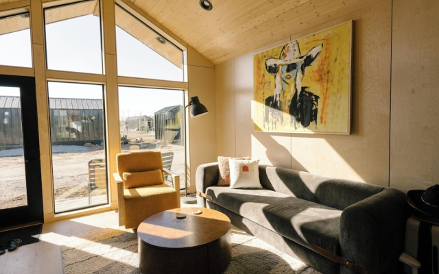 Yellowstone Peaks Hotel