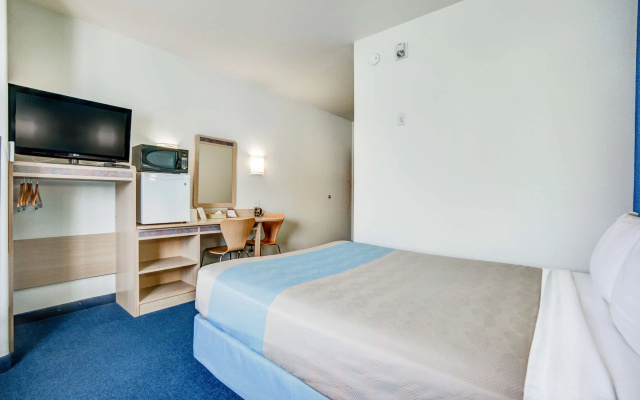 Motel 6 Red Deer, AB
