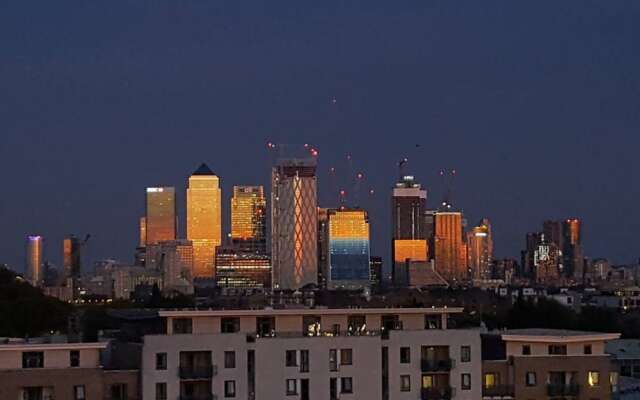 Modern 1 Bedroom Flat in Shadwell With Balcony