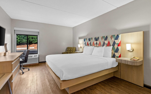 Days Inn & Suites by Wyndham Peachtree Corners/Norcross