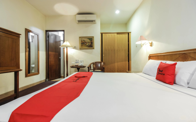 RedDoorz Plus near GBK Senayan