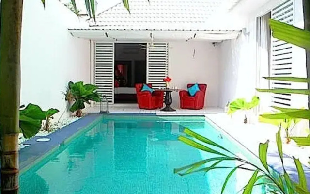 Cozy Pool Holiday home