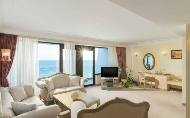 Palace Hotel - Sunny Day Resort