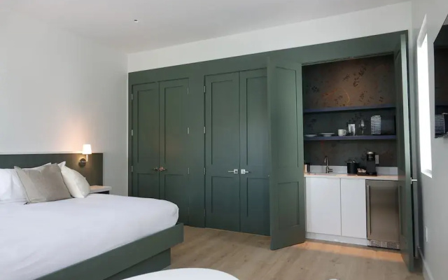 Whitetail Court Hotel