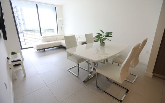 King Bed Full Service Apt