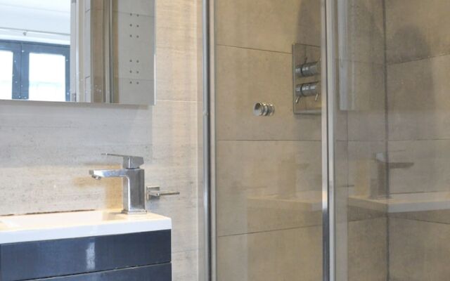 Spacious Contemporary 2 Bedroom Flat Near Camberwell