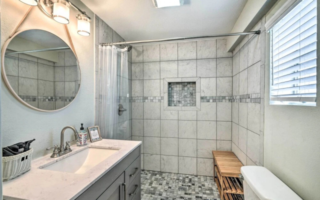 1 Mi to Seawall! Dog-friendly Coastal Getaway