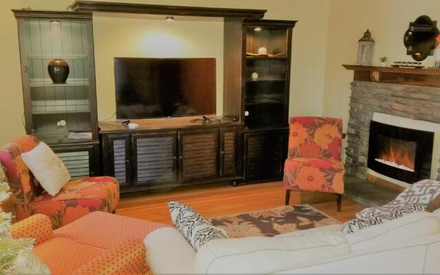 Modern❤️Smart Craftsman HDTV Keurig AC❤of Downtown