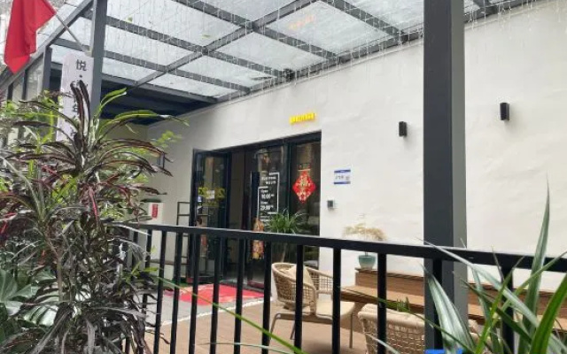 Yuexiangjia Youth Apartment（Thirteen Rows Clothing Wholesale Market Yide Road Subway Station）