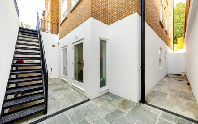 Modern 2 Bedroom Home With Private Garden
