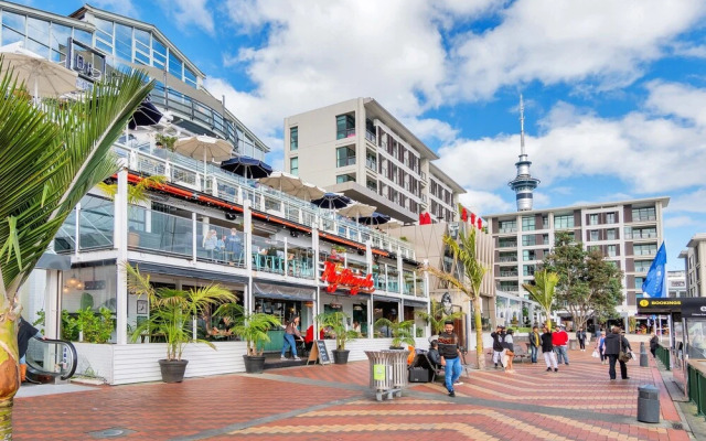 Stunning Harbour & City View Studio