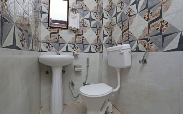 OYO 16815 Hotel Suresha