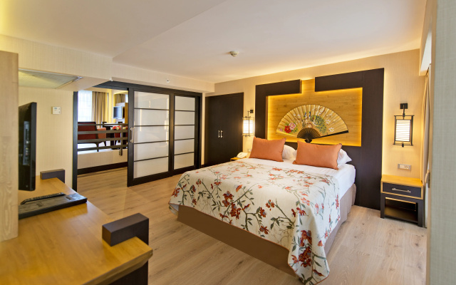Limak Lara De Luxe Hotel and Resort